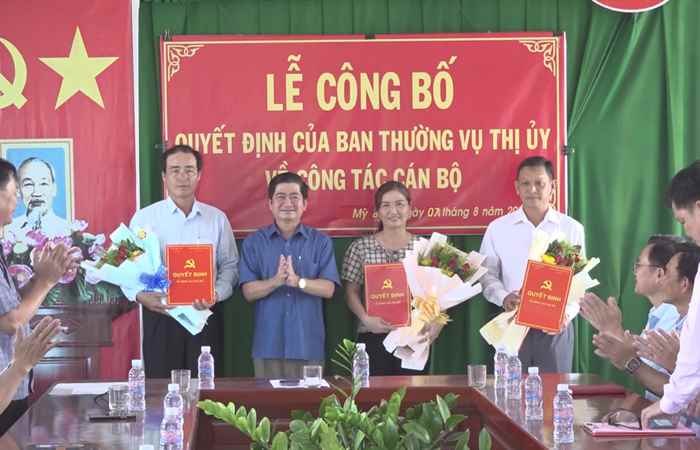Ngã Năm: Ban Thường vụ Thị ủy công bố các Quyết định về công tác cán bộ
